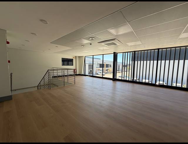 440M² WAREHOUSE TO LET IN STIKLAND INDUSTRIAL